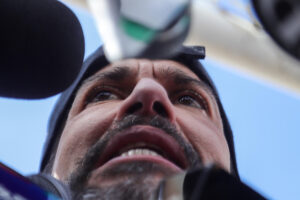 El líder opositor y gobernador suspendido de Santa Cruz, Luis Fernando Camacho, habla con medios de comunicación al salir de la cárcel de Chonchocoro este viernes, en Viacha (Bolivia). EFE/ Gabriel Márquez