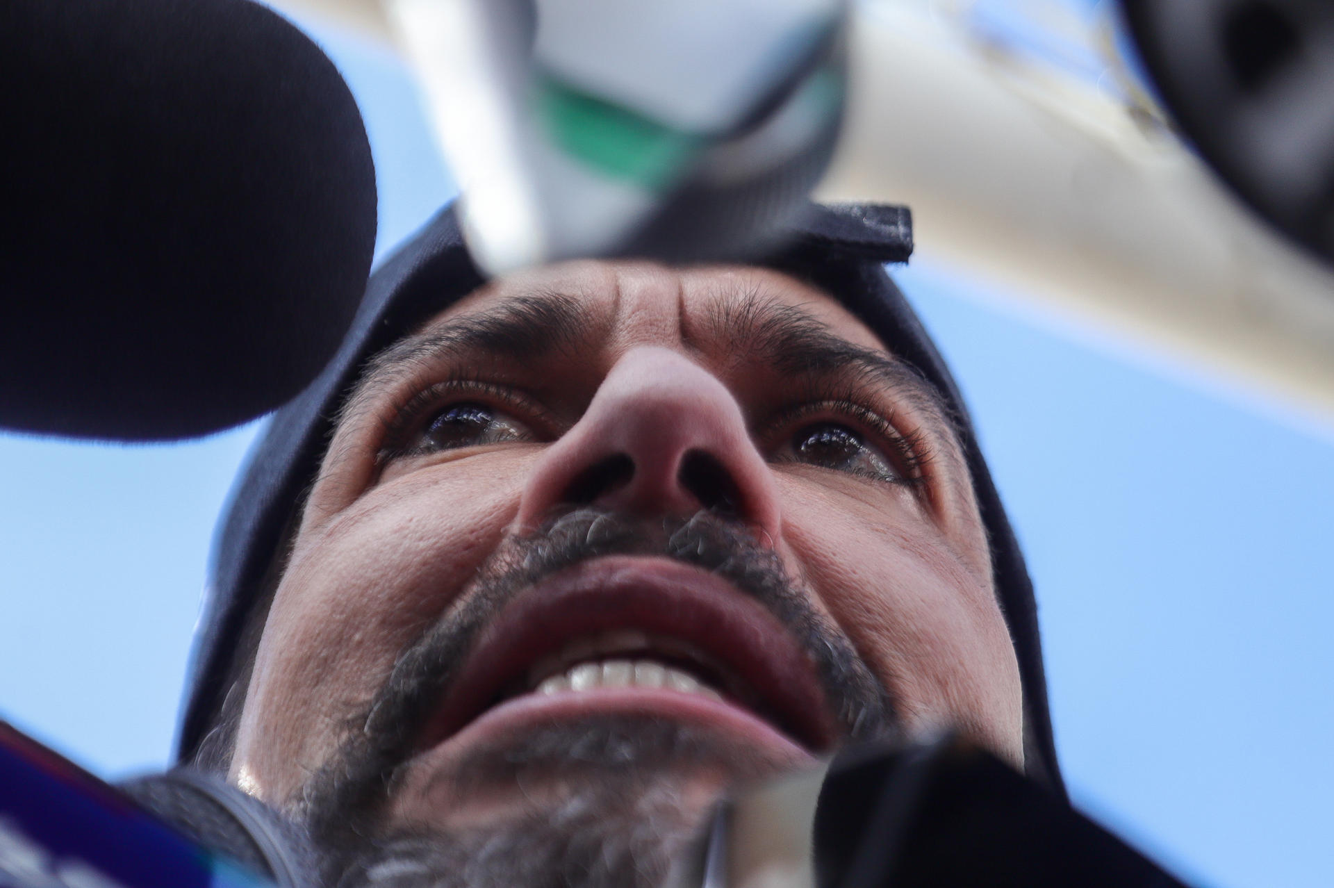 El líder opositor y gobernador suspendido de Santa Cruz, Luis Fernando Camacho, habla con medios de comunicación al salir de la cárcel de Chonchocoro este viernes, en Viacha (Bolivia). EFE/ Gabriel Márquez