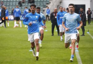 Fotografía de Toms Kalins, en la que puede verse en una imagen de archivo del 6 de junio de 2025 al futbolista israelí Roy Revivo (d). EFE