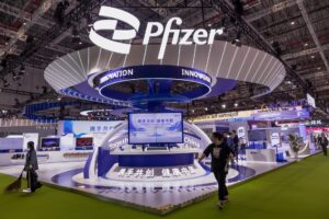 Fotografía de archivo de un estand de Pfizer. EFE/EPA/Alex Plavevski