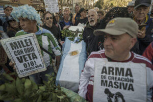 Jubilados sostienen un ataúd cubierto con la bandera argentina durante una manifestación este 27 de agosto de 2025 en Plaza Congreso, en Buenos Aires (Argentina). EFE/ Pablo Barrera