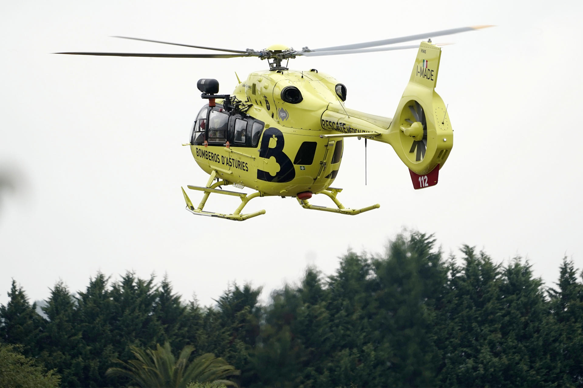 Un helicóptero del servicio de Bomberos de Asturias, sale de la sede del 112, en La Morgal, este lunes. EFE/Paco Paredes
