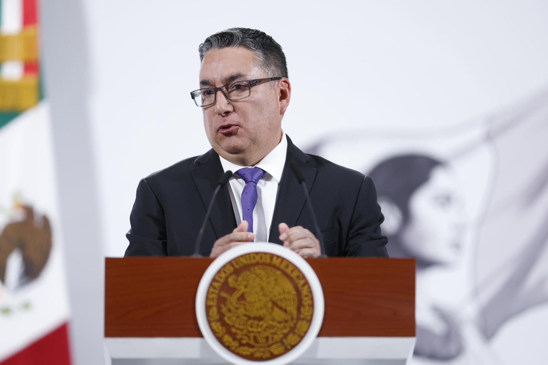 El director general de Laboratorios Carnot Edmundo Jimenez Luna, habla durante una rueda de prensa este jueves, en el Palacio Nacional de la Ciudad de México (México). EFE/ Sáshenka Gutiérrez
