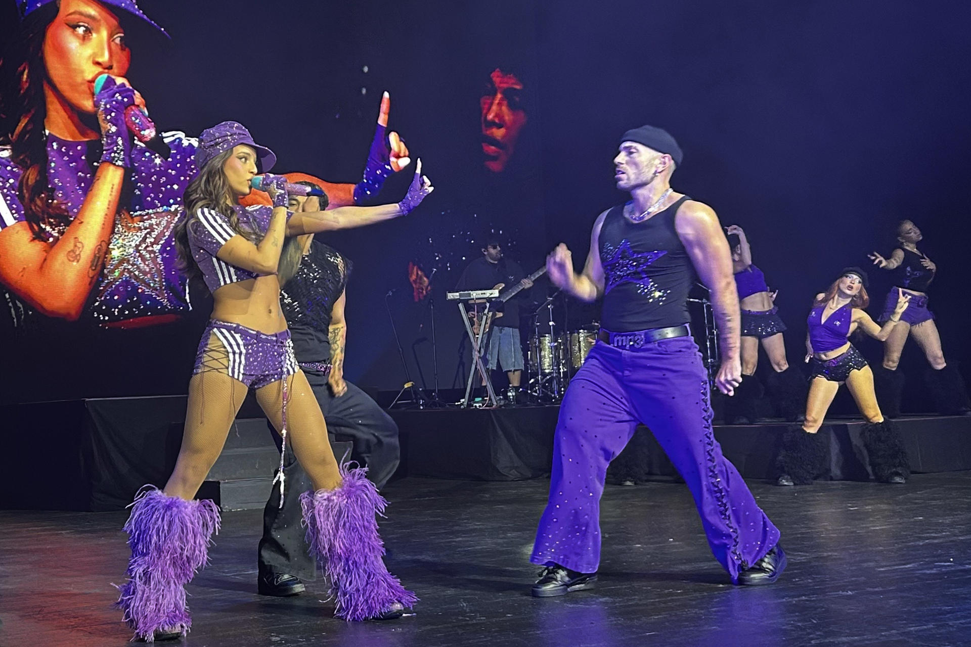 La cantante argentina Emilia canta en un concierto como parte de gira ‘Emilia 2025 USA Tour’este viernes, en Miami (EE.UU.). EFE/ Blanca Escriche