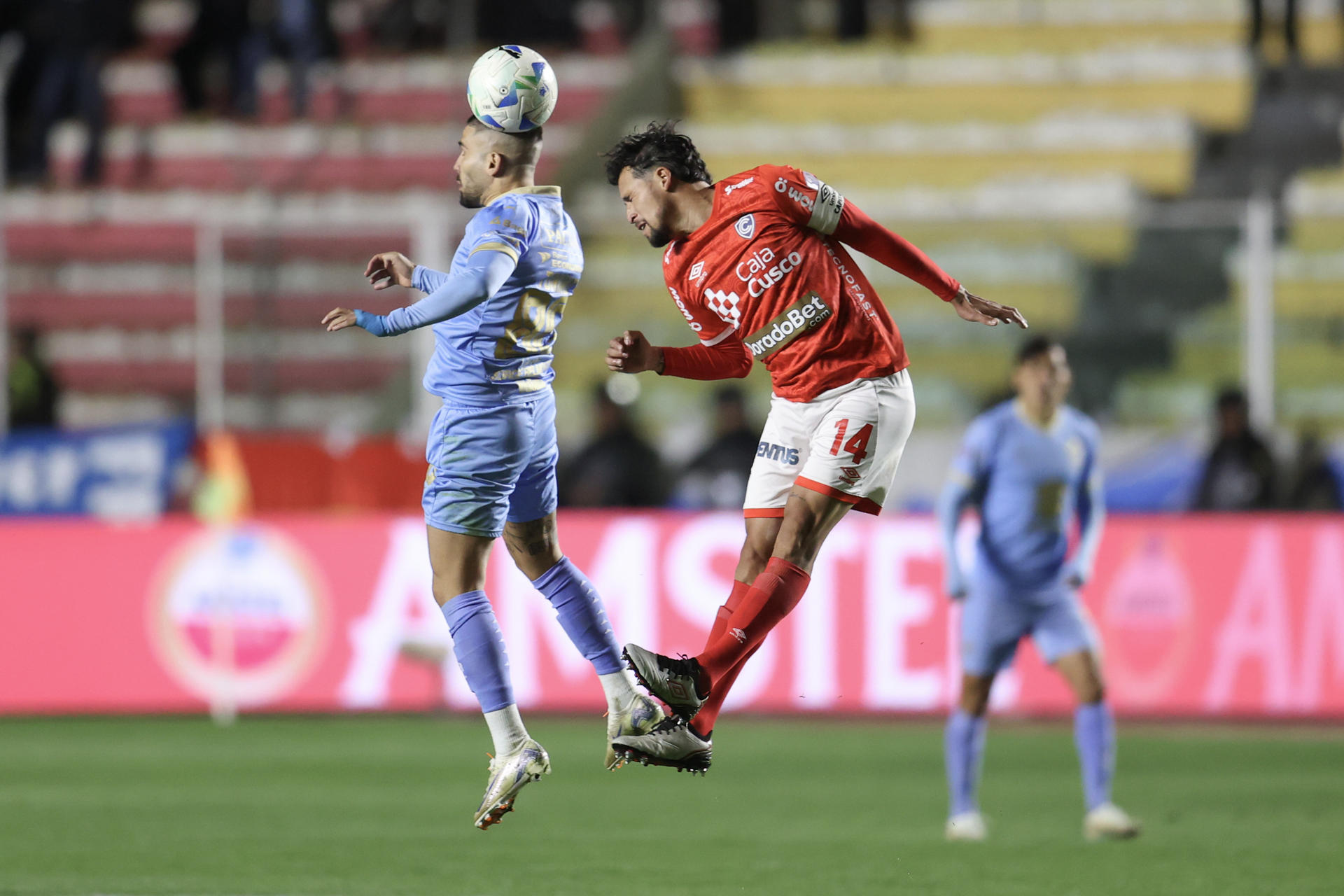 Antonio Melgar (i) de Bolívar y Claudio Torrejón (d) de Cienciano disputan el balón durante el partido de ida de los octavos de final de la Copa Sudamericana jugado este martes en el estadio Hernando Siles de La Paz. EFE/ Luis Gandarillas
