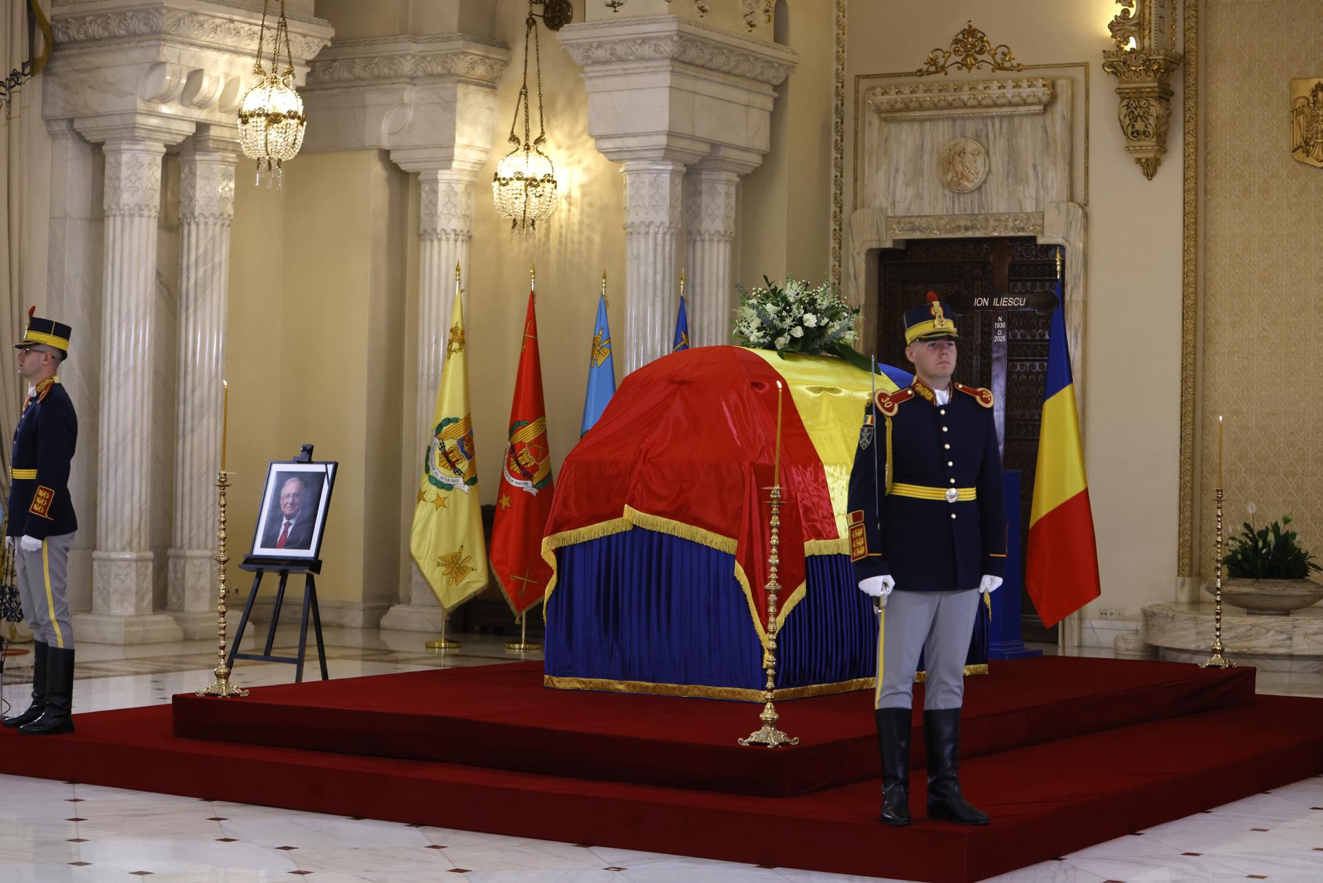 Miembros de la Guardia de Honor montan guardia ante el ataúd del expresidente Ion Iliescu mientras yace en el Palacio Presidencial en Bucarest, Rumania, el 6 de agosto de 2025. Ion Iliescu, el primer presidente elegido democráticamente de Rumania, murió a la edad de 95 años, confirmó el gobierno rumano el 5 de agosto de 2025. (Rumanía, Bucarest) EFE/EPA/BOGDAN CRISTEL
