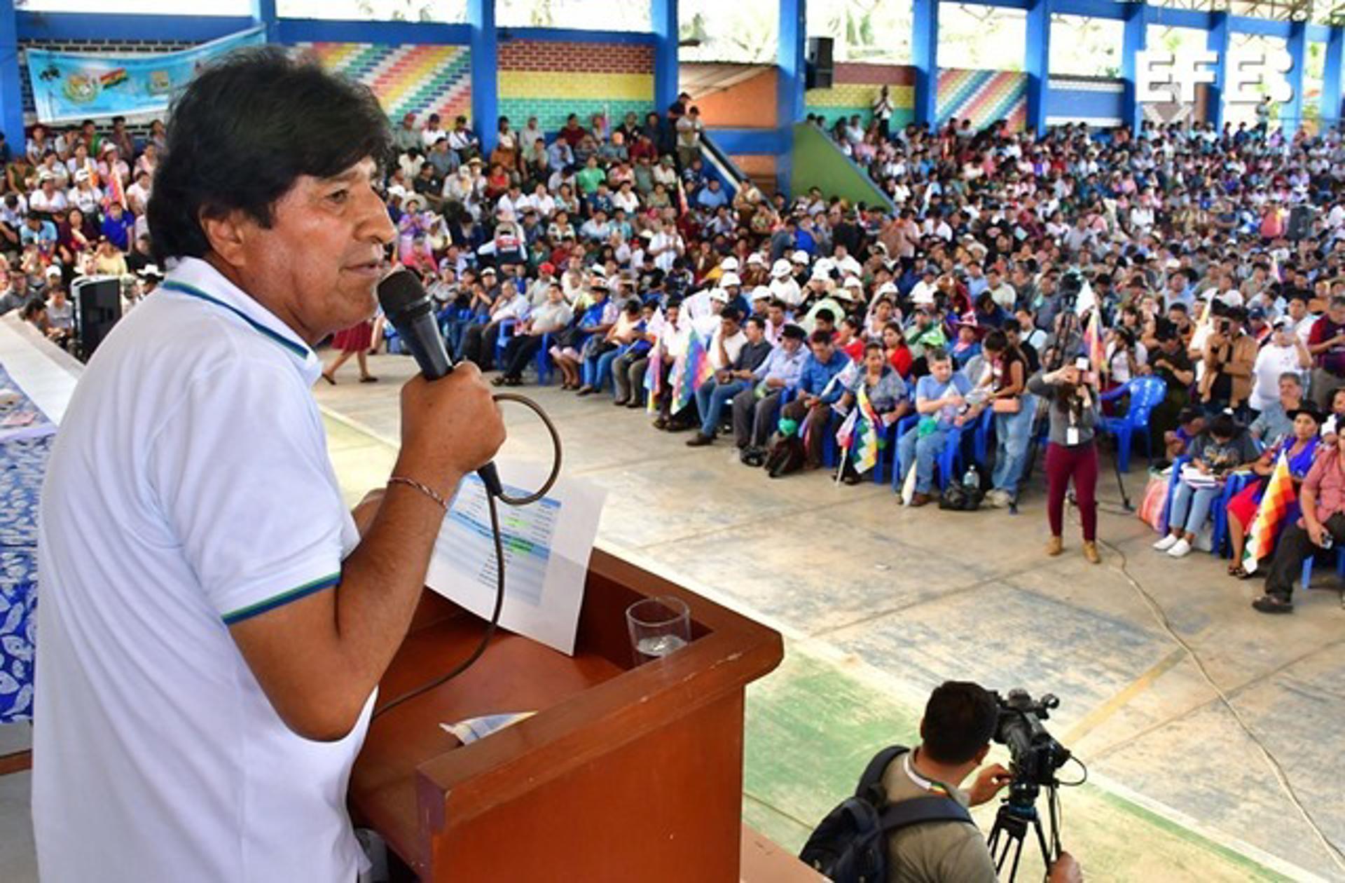 El expresidente de Bolivia Evo Morales habla durante un encuentro con seguidores este viernes, en Lauca Eñe, Departamento de Cochabamba (Bolivia). Morales dijo que se quedará en Bolivia para "derrotar a los neoliberales y corruptos", después de conocerse el cómputo al 100 % de las elecciones generales que confirman un balotaje entre los opositores Rodrigo Paz Pereira y el expresidente Jorge Tuto Quiroga. EFE/Jorge Ábrego