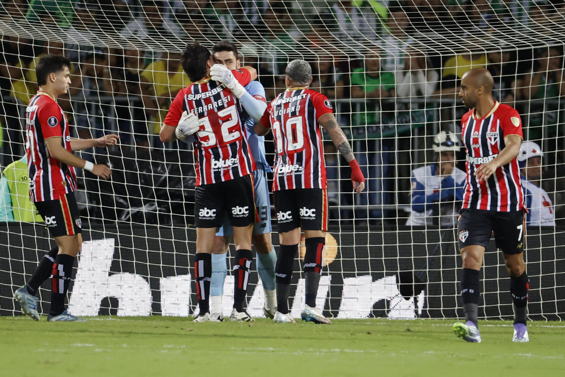 Rafael Pires (c) portero de Sao Paulo celebra con sus compañeros al detener un penalti en un partido de los octavos de final de la Copa Libertadores. EFE/Mauricio Dueñas Castañeda