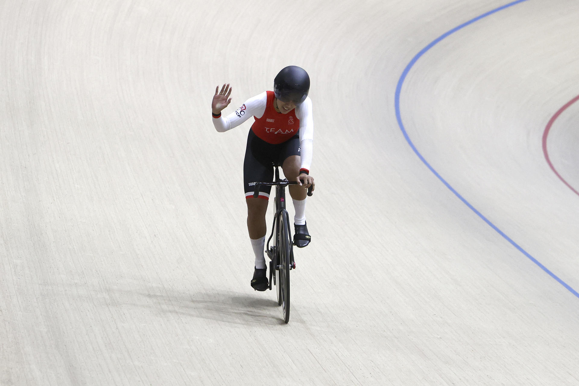 La trinitense Makaira Wallace celebra al ganar medalla de bronce en la prueba de velocidad femenina del ciclismo de pista en los II Juegos Panamericanos Junior ASU 2025 este jueves, en Luque (Paraguay). EFE/Rodrigo Sepúlveda
