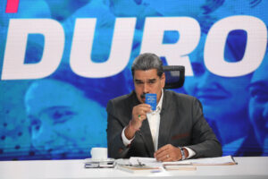 Fotografía del 25 de agosto de 2025 cedida por Palacio de Miraflores del presidente de Venezuela, Nicolás Maduro, hablando durante su programa de televisión semanal "Con Maduro +", en Caracas (Venezuela). EFE/ Palacio de Miraflores