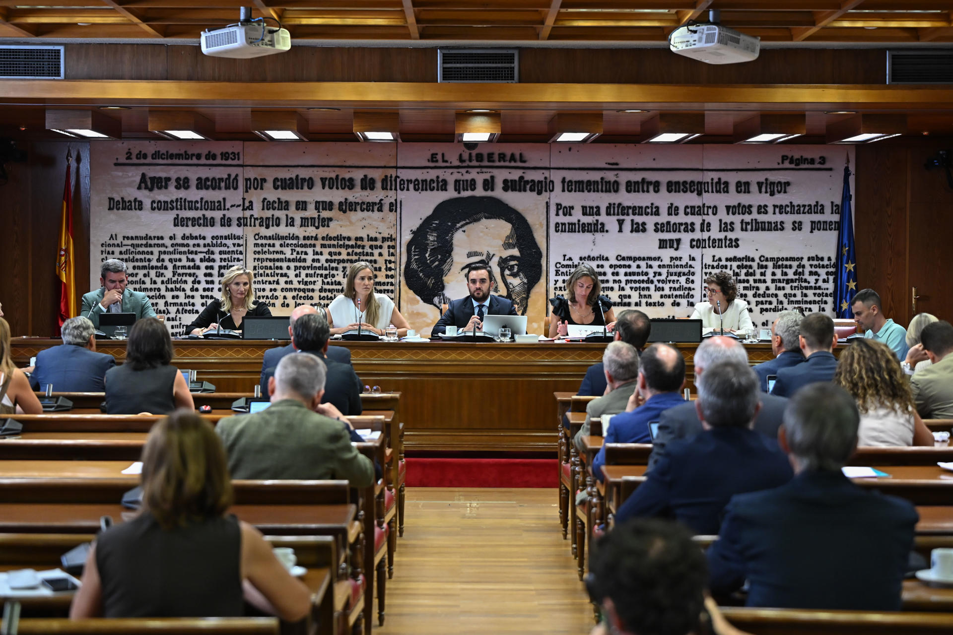 La vicepresidenta tercera y ministra para la Transición Ecológica y el Reto Demográfico, Sara Aagesen (3i), comparece en la Comisión de Transición Ecológica del Senado, en sesión extraordinaria a petición del Partido Popular, para informar sobre las medidas adoptadas por su departamento ante los incendios forestales que afectan a distintas comunidades autónomas. EFE/ Fernando Villar