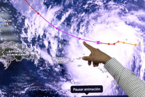 Fotografía de la Oficina Nacional de Meteorología que muestra en pantalla el paso del huracán Erin este sábado, en Santo Domingo (República Dominicana). EFE/ Orlando Barría