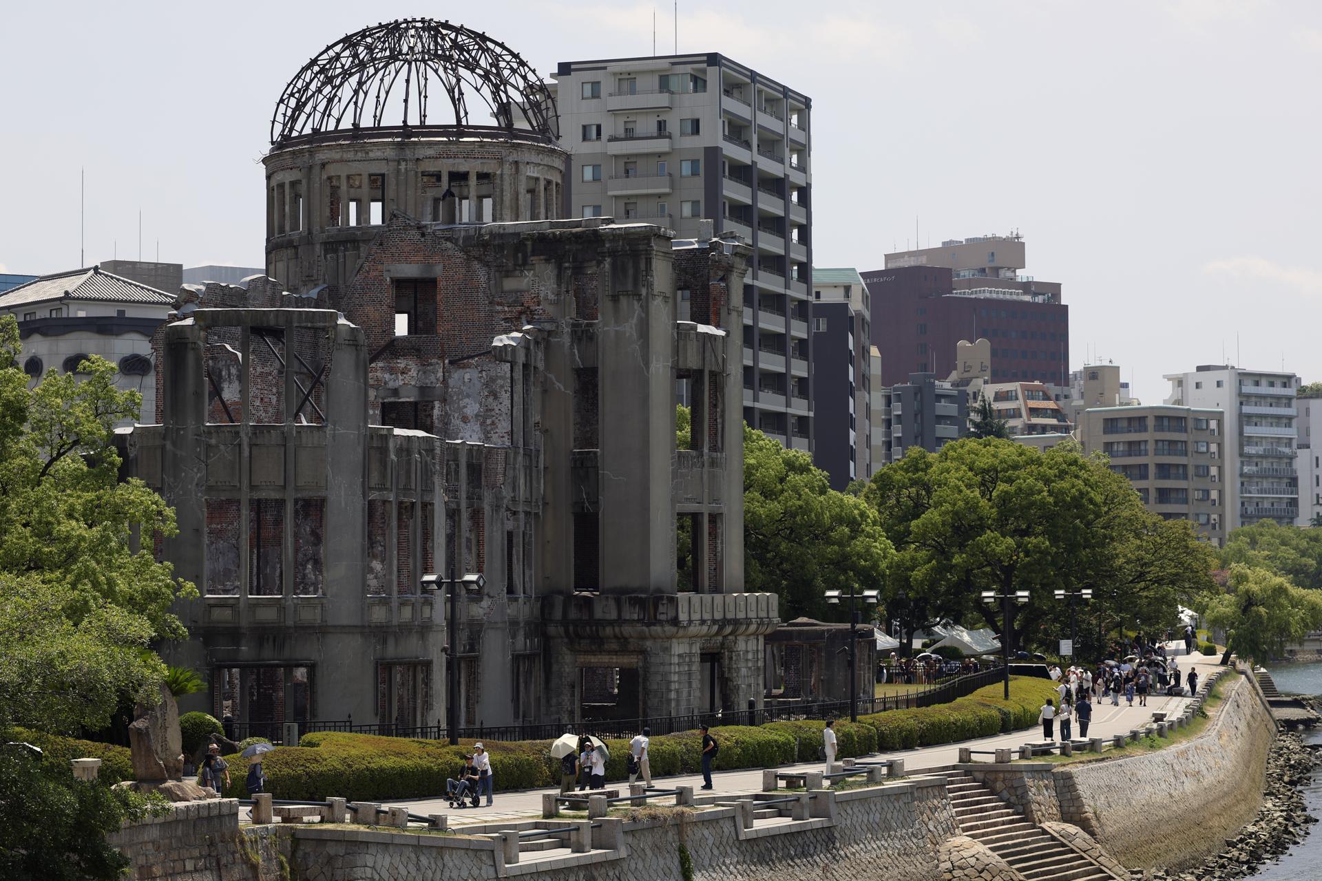 Visitantes pasean por la cúpula de la bomba atómica en el Parque Conmemorativo de la Paz en Hiroshima, Japón, el 5 de agosto de 2025. El 6 de agosto de 2025 se cumple el 80º aniversario del bombardeo de Hiroshima. EFE/EPA/FRANCK ROBICHON