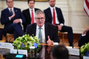 El primer ministro británico Keir Starmer participa en una reunión multilateral con líderes europeos en el Salón Este de la Casa Blanca en Washington, DC, EE. UU., el 18 de agosto de 2025. Los líderes europeos están en la Casa Blanca en apoyo del presidente Zelenskyy tras la reunión del presidente Trump con el presidente Vladimir Putin de Rusia en Anchorage, Alaska, EE. UU., el 15 de agosto de 2025. (Rusia, Ucrania) EFE/EPA/AARON SCHWARTZ / POOL