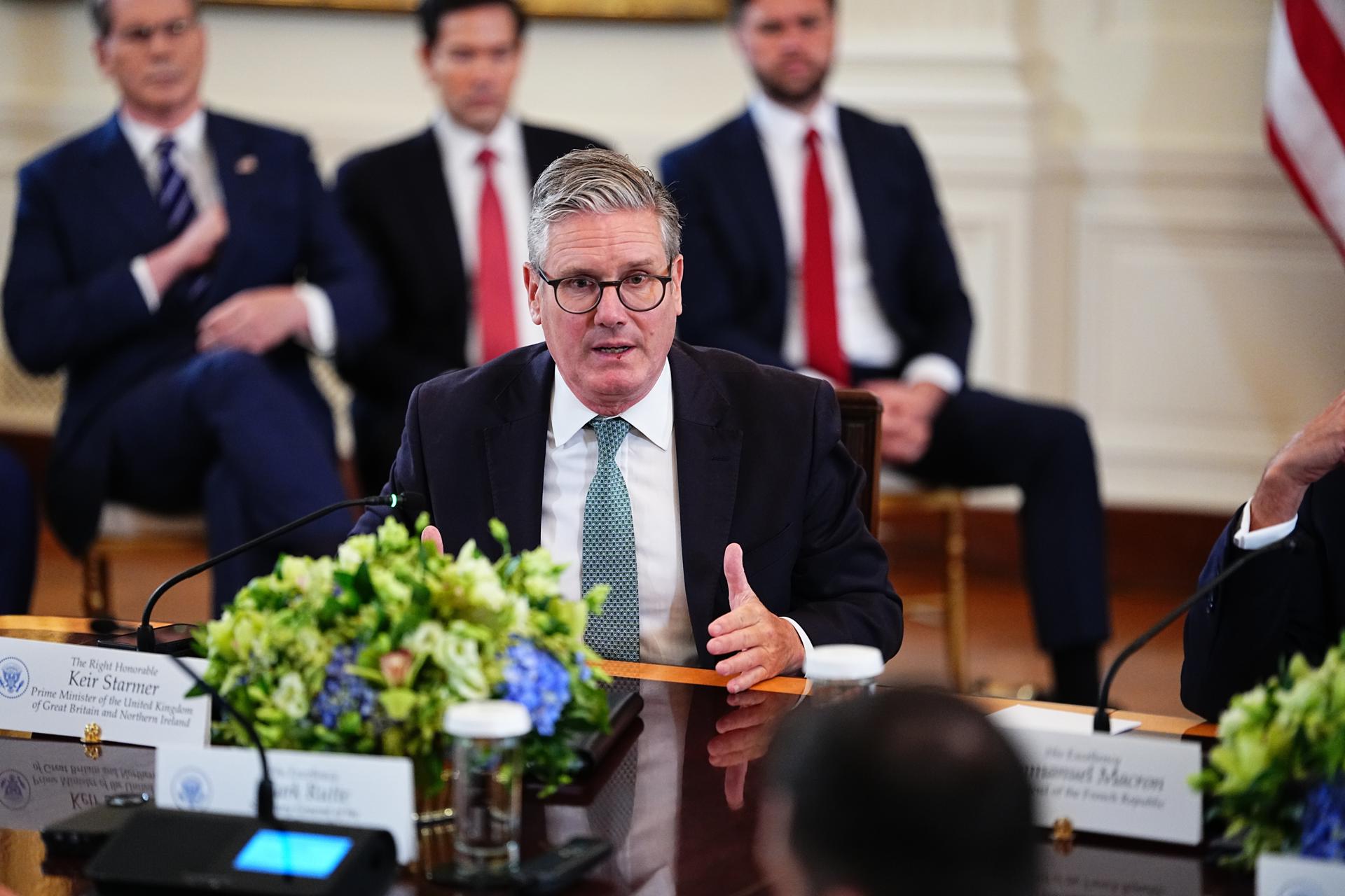 El primer ministro británico Keir Starmer participa en una reunión multilateral con líderes europeos en el Salón Este de la Casa Blanca en Washington, DC, EE. UU., el 18 de agosto de 2025. Los líderes europeos están en la Casa Blanca en apoyo del presidente Zelenskyy tras la reunión del presidente Trump con el presidente Vladimir Putin de Rusia en Anchorage, Alaska, EE. UU., el 15 de agosto de 2025. (Rusia, Ucrania) EFE/EPA/AARON SCHWARTZ / POOL