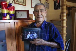 Francisco Martínez López, Quico, uno de los dos últimos guerrilleros españoles de la lucha antifranquista en su casa de El Campello (Alicante), sosteniendo una foto en la que aparece con una compañera guerrillera, Consuelo Rodríguez López. EFE/Morell