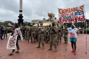 Personas se manifiestan este 20 de agosto de 2025, en Washington (Estados Unidos). EFE/ Esteban Capdepon Sendra