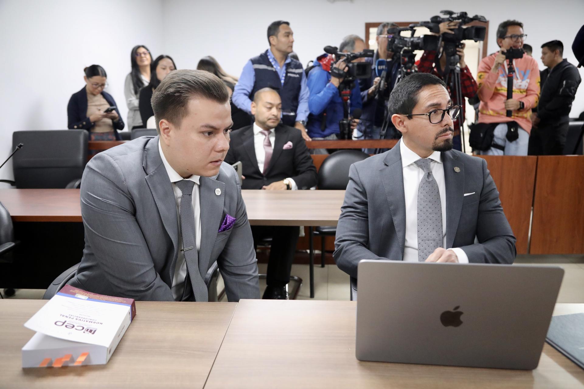 Los abogados del exministro del Interior de Ecuador, José Serrano, Carlos Manosalvas (d) y Mateo Villacres, asisten a una audiencia este martes, en Quito (Ecuador). EFE/ Gianna Benalcázar