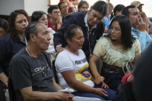 Familiares de las victimas del incendio ocurrido en el refugio Hogar Seguro Virgen de la Asunción reaccionan al escuchar la lectura del veredicto de un tribunal este martes, en Ciudad de Guatemala (Guatemala). EFE/ Mariano Macz