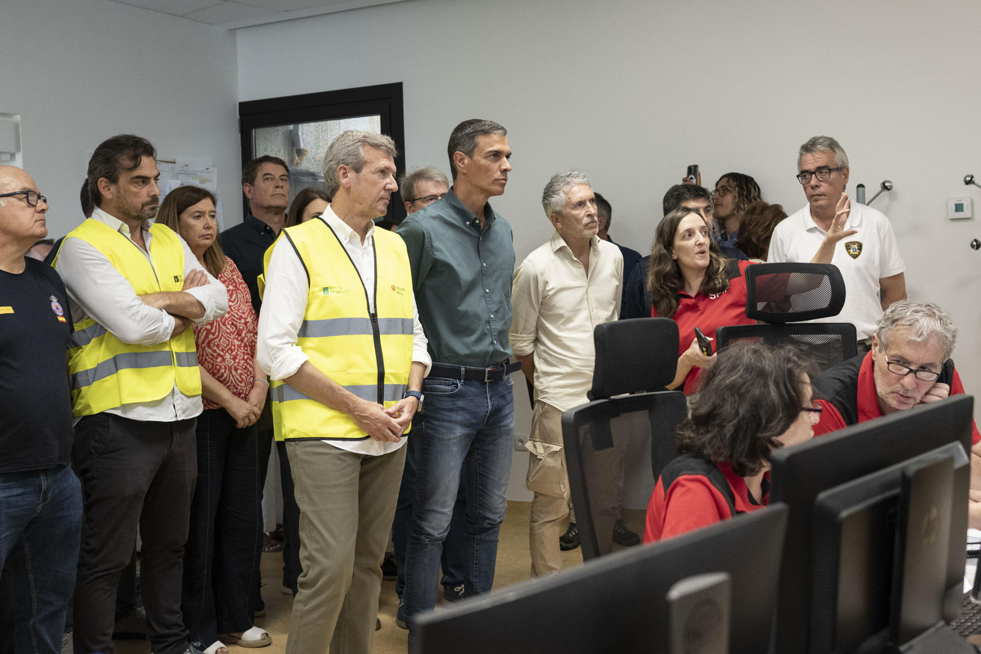El presidente del Gobierno, Pedro Sánchez (c); el de la Xunta de Galicia, Alfonso Rueda (c-i); el ministro del Interior, Fernando Grande-Marlaska (c-d), y el delegado del Gobierno en Galicia, Pedro Blanco (4d), visitan este domingo el Centro de Coordinación Operativo Contraincendios de Ourense. EFE/ Brais Lorenzo
