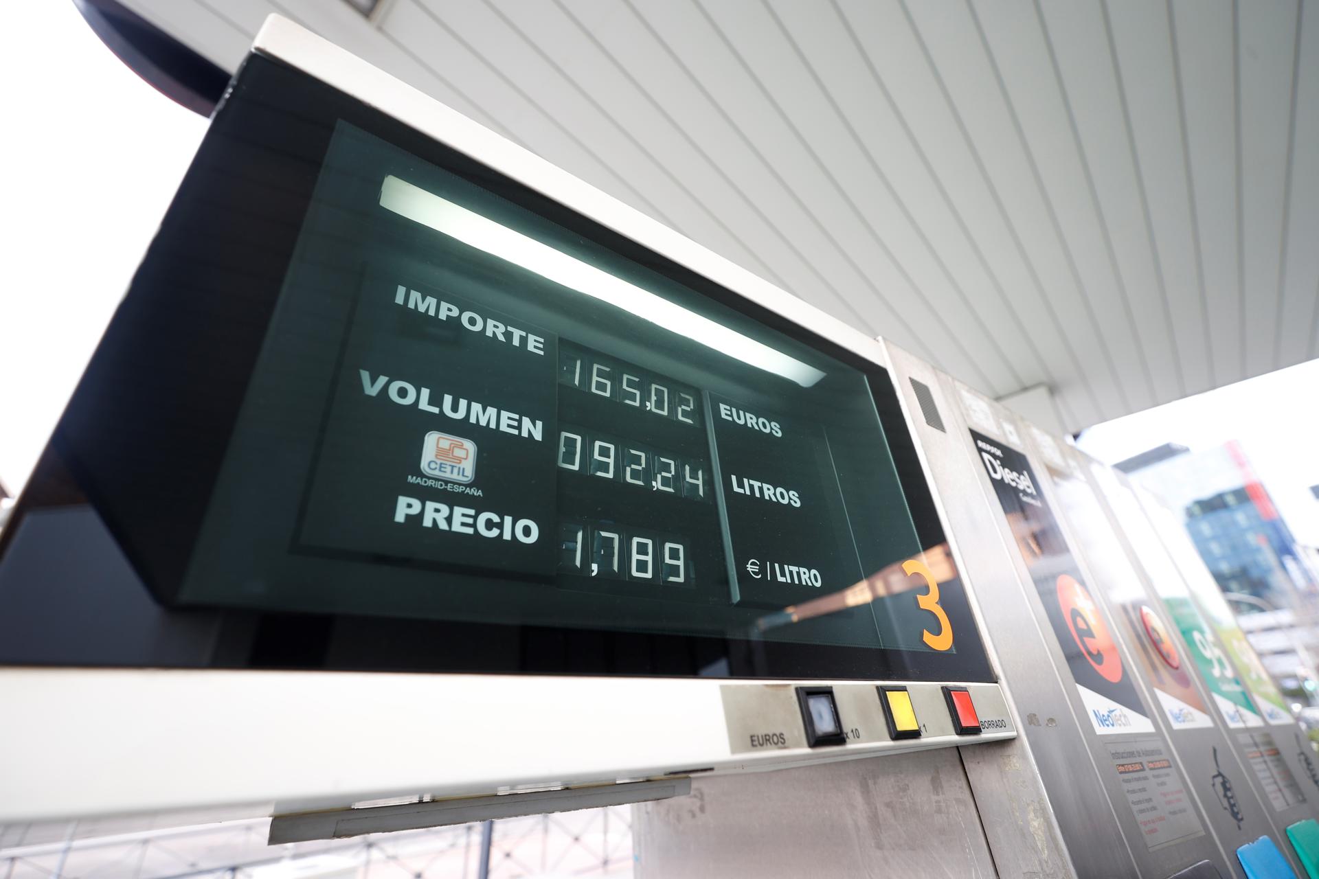Imagen de archivo de un surtidor de gasolina. EFE/ Javier Lizón