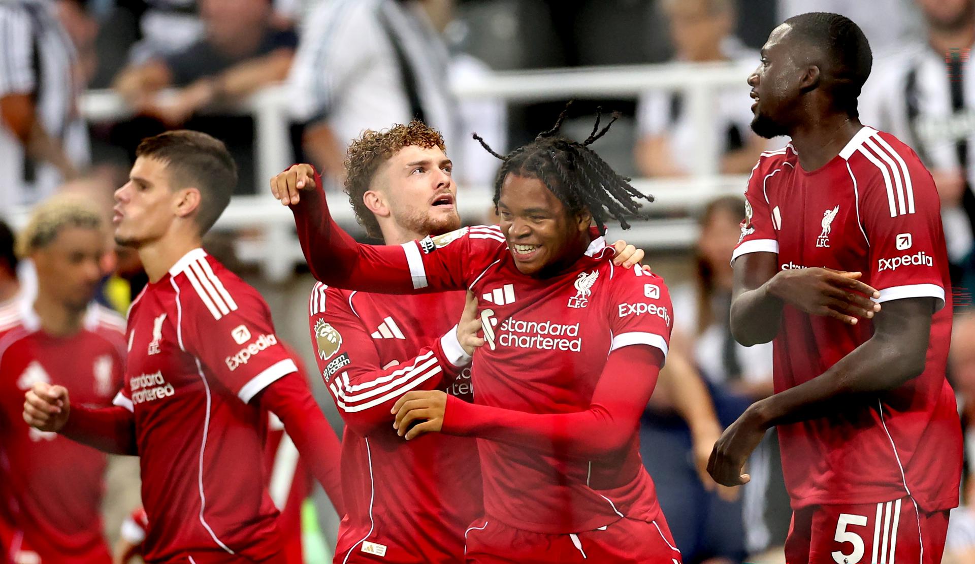 Rio Ngumoha celebra el tercer gol durante el partido de la Premier League que han jugado Newcastle United y Liverpool FC, en Newcastle, Reino Unido. EFE/EPA/ADAM VAUGHAN