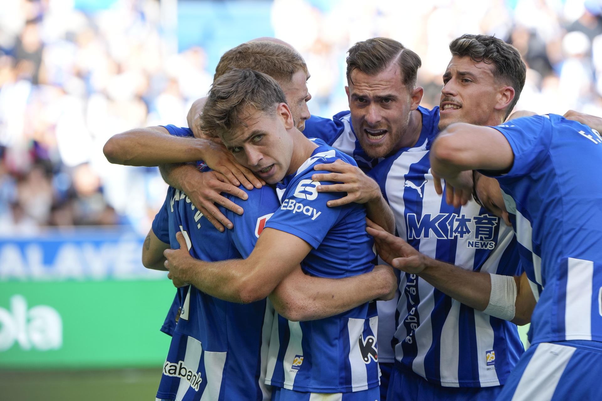 El delantero del Alavés Carlos Vicente (i) celebra el primer gol de su equipo durante el partido de LaLiga entre el Alavés y el Atlético de Madrid disputado en el estadio de Mendizorroza. EFE /Adrián Ruiz Hierro