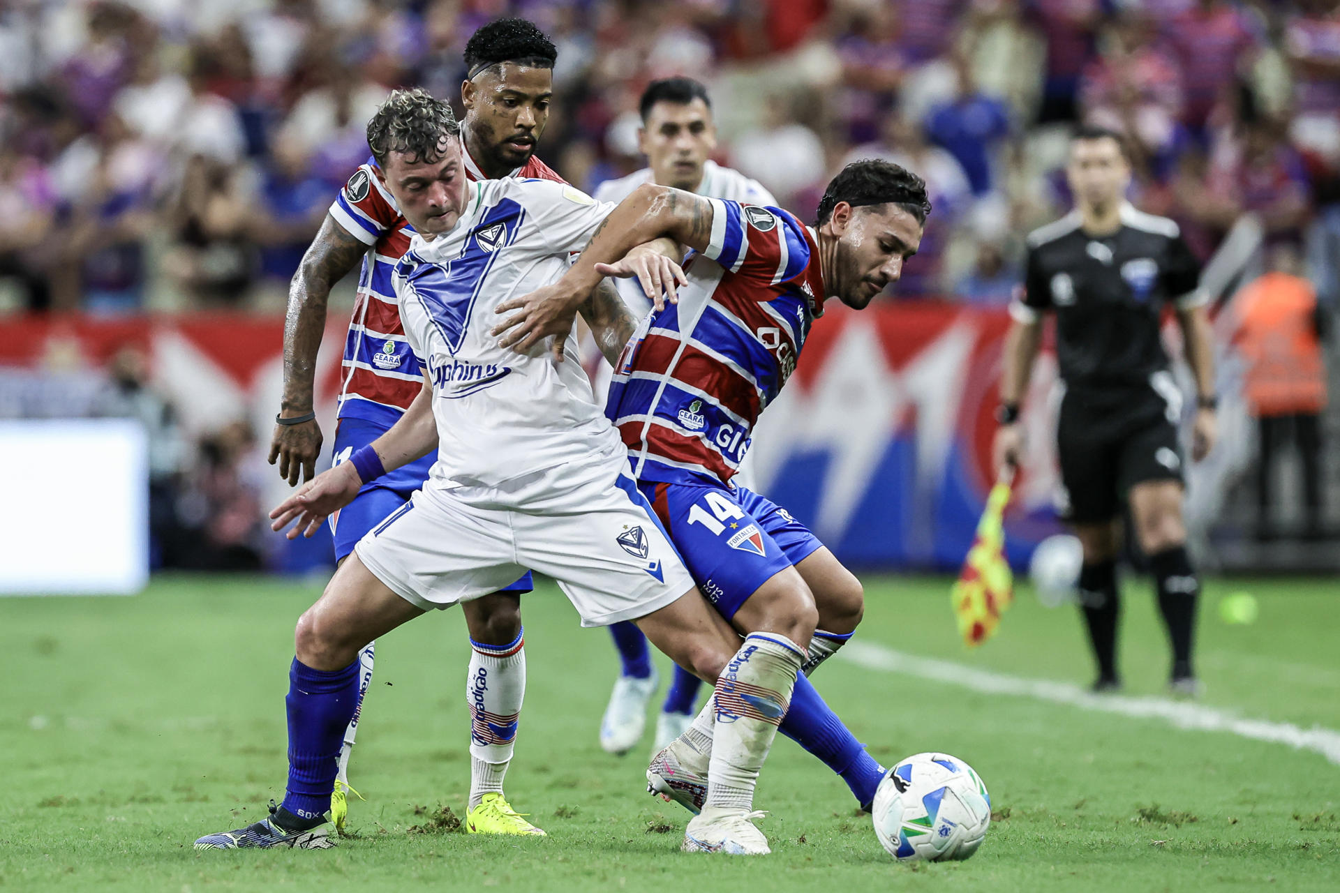 Eros Mancuso (d) de Fortaleza disputa el balón con Matías Pellegrini (i) de Vélez este martes, durante un partido de los octavos de final de la Copa Libertadores. EFE/ Jarbas Oliveira
