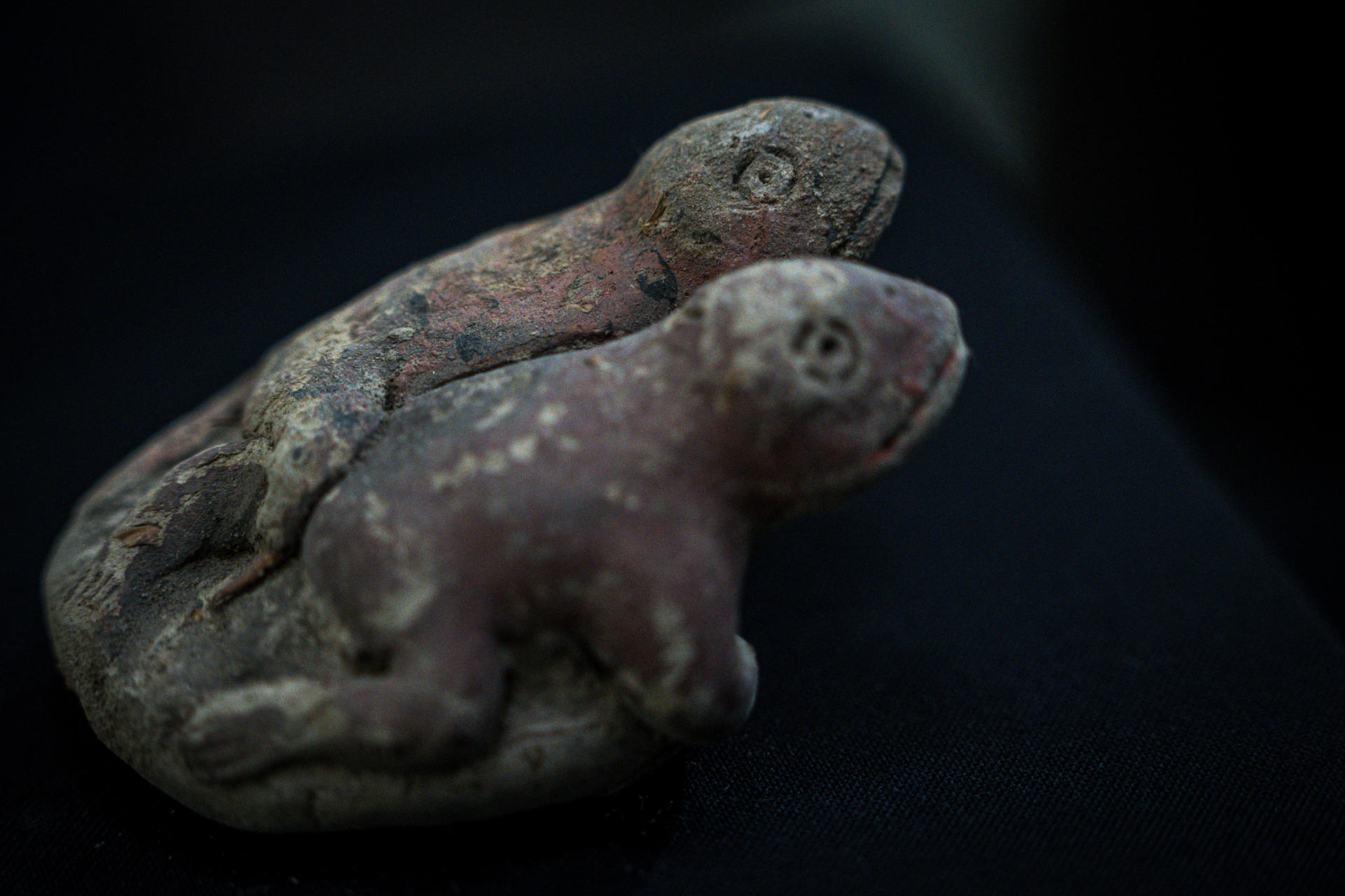 Fotografía de la escultura 'Pareja de sapos' este 28 de agosto de 2025, en Lima (Perú). EFE/ John Reyes Mejía