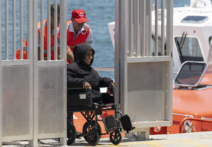 La última patera rescatada en Canarias, la neumática socorrida este martes a 40 kilómetros de Lanzarote, incluía entre sus 38 ocupantes a una mujer sin piernas, un grado de discapacidad nunca visto hasta la fecha entre las personas que arriesgan la vida en la Ruta Canaria. EFE/ Adriel Perdomo