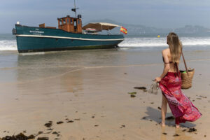 Los bañistas de la playa de Playa América en Nigrán se vieron sorprendidos al descubrir un antiguo vapor varado en la arena. EFE / Salvador Sas