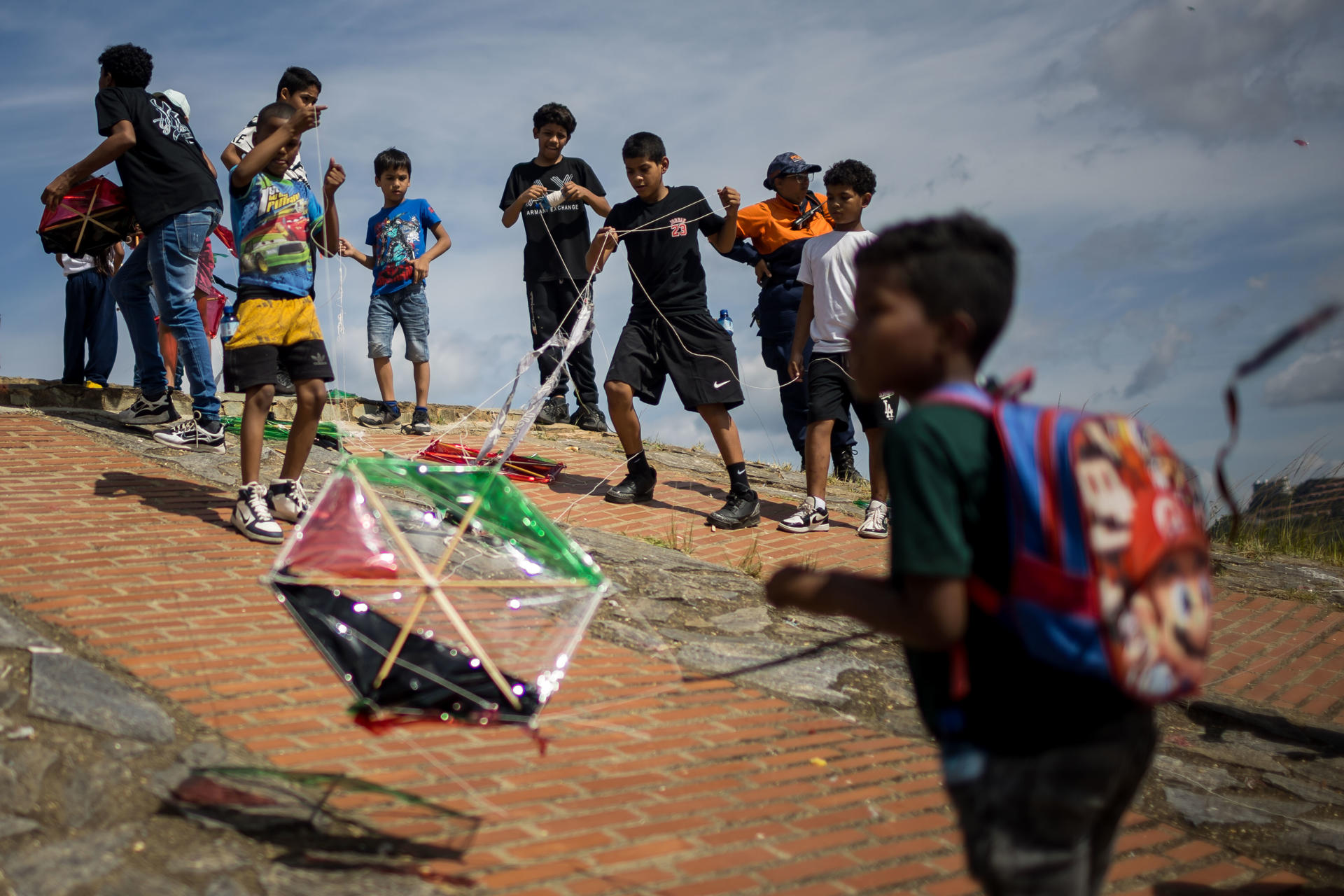 Un grupo de niños vuela cometas durante un homenaje a los niños de Palestina este 20 de agosto de 2025, en Caracas (Venezuela). EFE/ Miguel Gutiérrez
