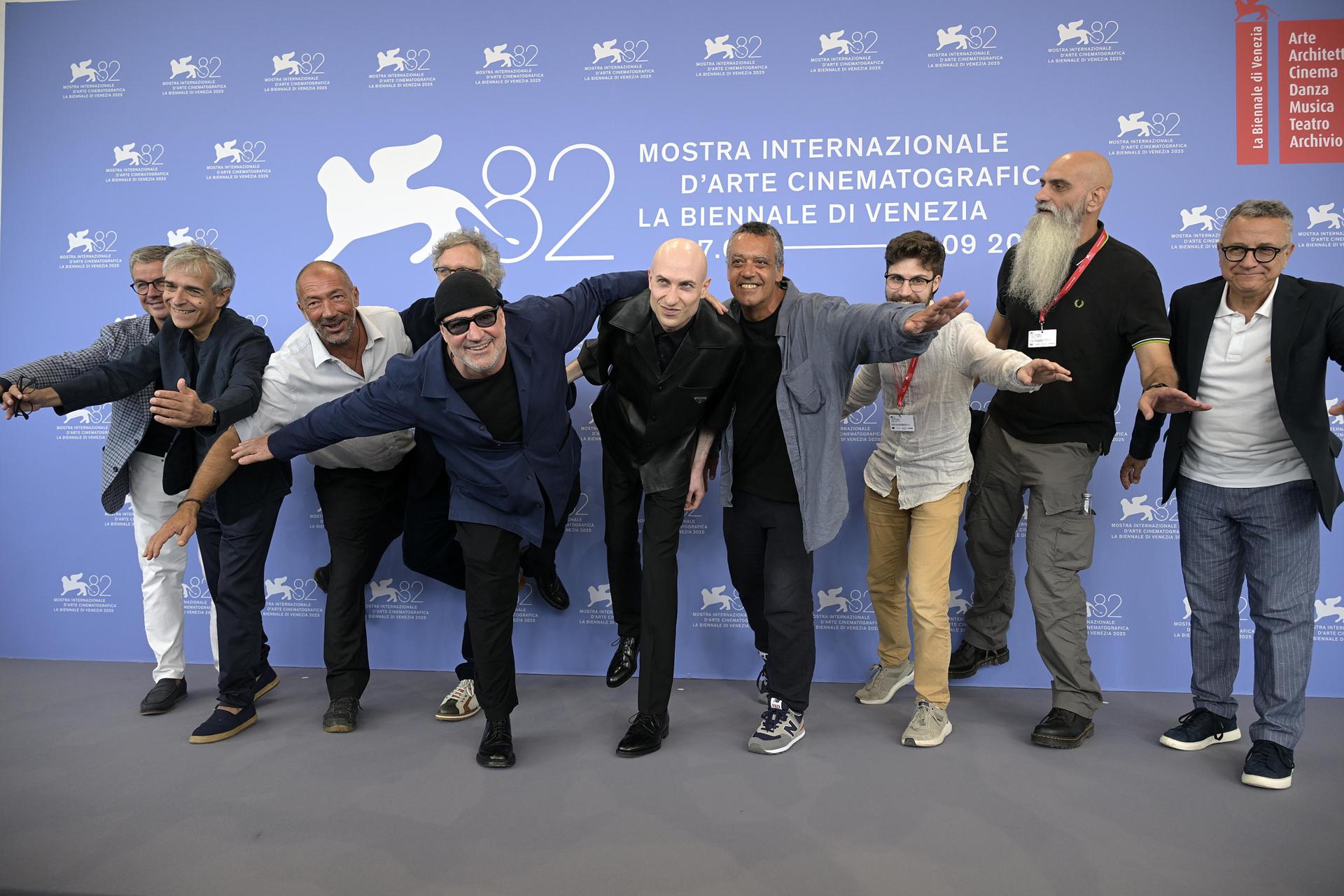 VENICE (Italy), 30/08/2025.- Italian director Gianfranco Rosi (C) poses with the cast at a photocall for 'Sotto le nuvole' at the 82nd annual Venice International Film Festival, in Venice, Italy, 30 August 2025. The film festival runs from 27 August to 06 September 2025. (Cine, Cine, Italia, Venecia) EFE/EPA/RICCARDO ANTIMIANI