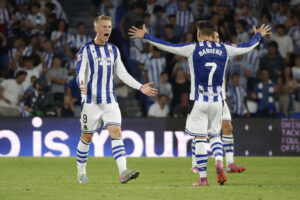 El delantero de la Real Orri Óskarsson (i) celebra con Ander Barrenetxea tras marcar el segundo gol ante el Espanyol, durante el partido de LaLiga de fútbol que Real Sociedad y RCD Espanyol disputan este domingo en el Reale Arena, en San Sebastián. EFE/Javier Etxezarreta