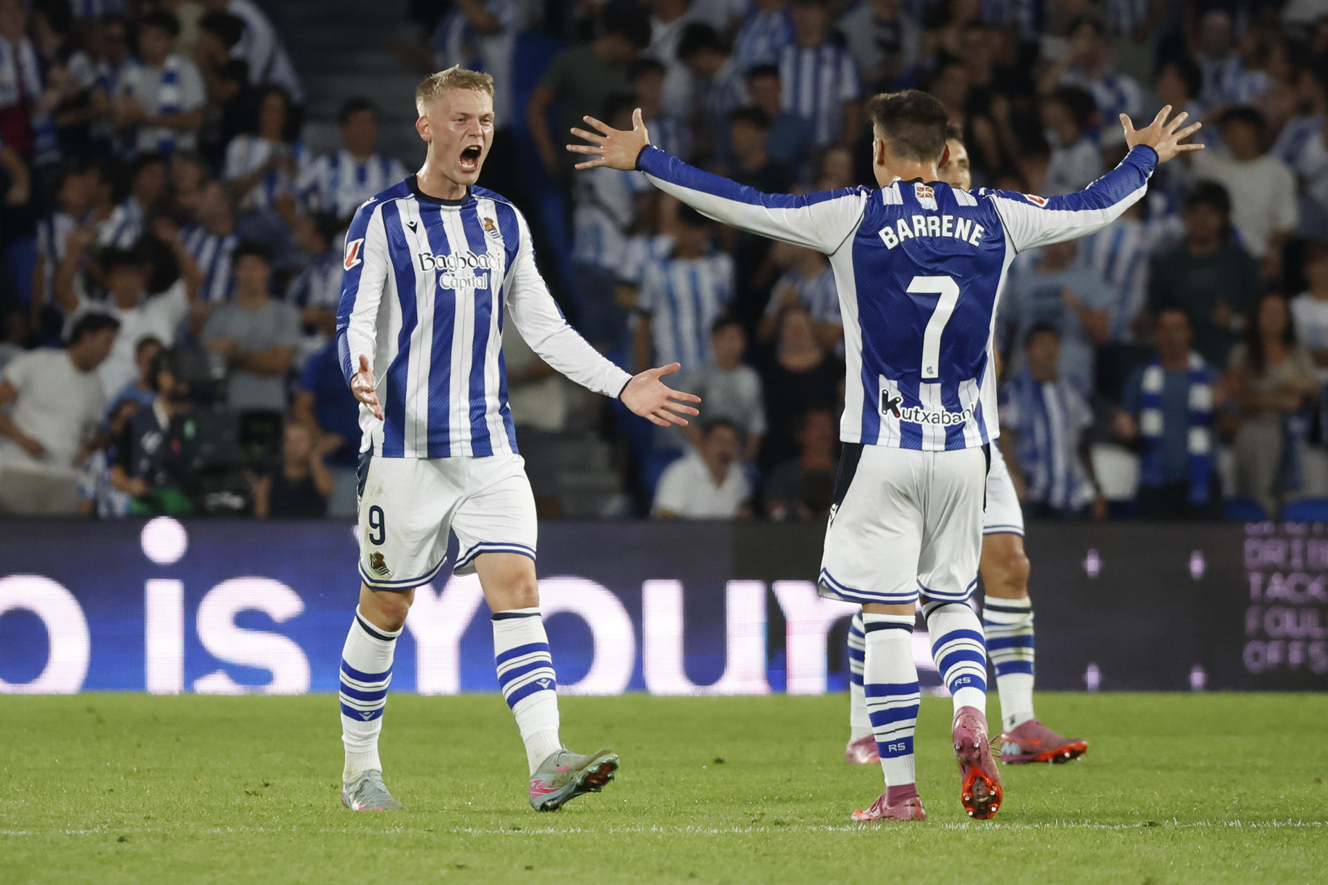 El delantero de la Real Orri Óskarsson (i) celebra con Ander Barrenetxea tras marcar el segundo gol ante el Espanyol, durante el partido de LaLiga de fútbol que Real Sociedad y RCD Espanyol disputan este domingo en el Reale Arena, en San Sebastián. EFE/Javier Etxezarreta