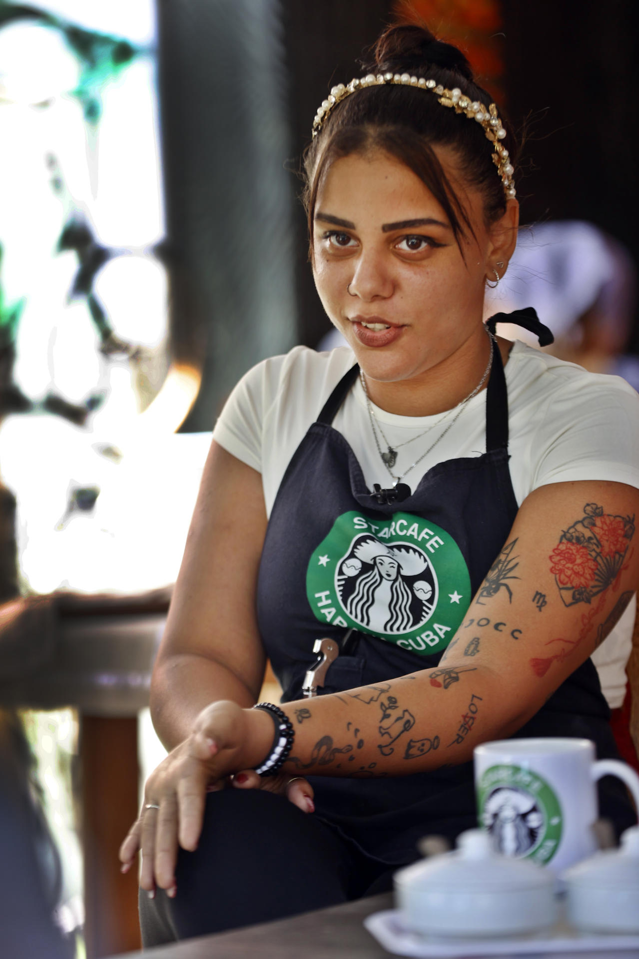 Fotografía del 23 de mayo de 2025 de Melisa García, trabajadora del restaurante Starcafe, hablando durante una entrevista con EFE, en La Habana (Cuba). EFE/ Ernesto Mastrascusa