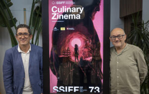 El director del Festival de Cine de San Sebastián, José Luis Rebordinos (d), y el director del Basque Culinary Center, Joxe Mari Aizega, posan este miércoles durante la presentación de Culinary Zinema, la sección que organizan conjuntamente el Zinemaldia y el Basque Culinary Center y que propone un maridaje entre cine y cocina mediante el emparejamiento de una película con una cena temática, presenta las actividades y contenidos de su próxima edición en el contexto del 73 Festival de Cine de San Sebastián. EFE/Javier Etxezarreta