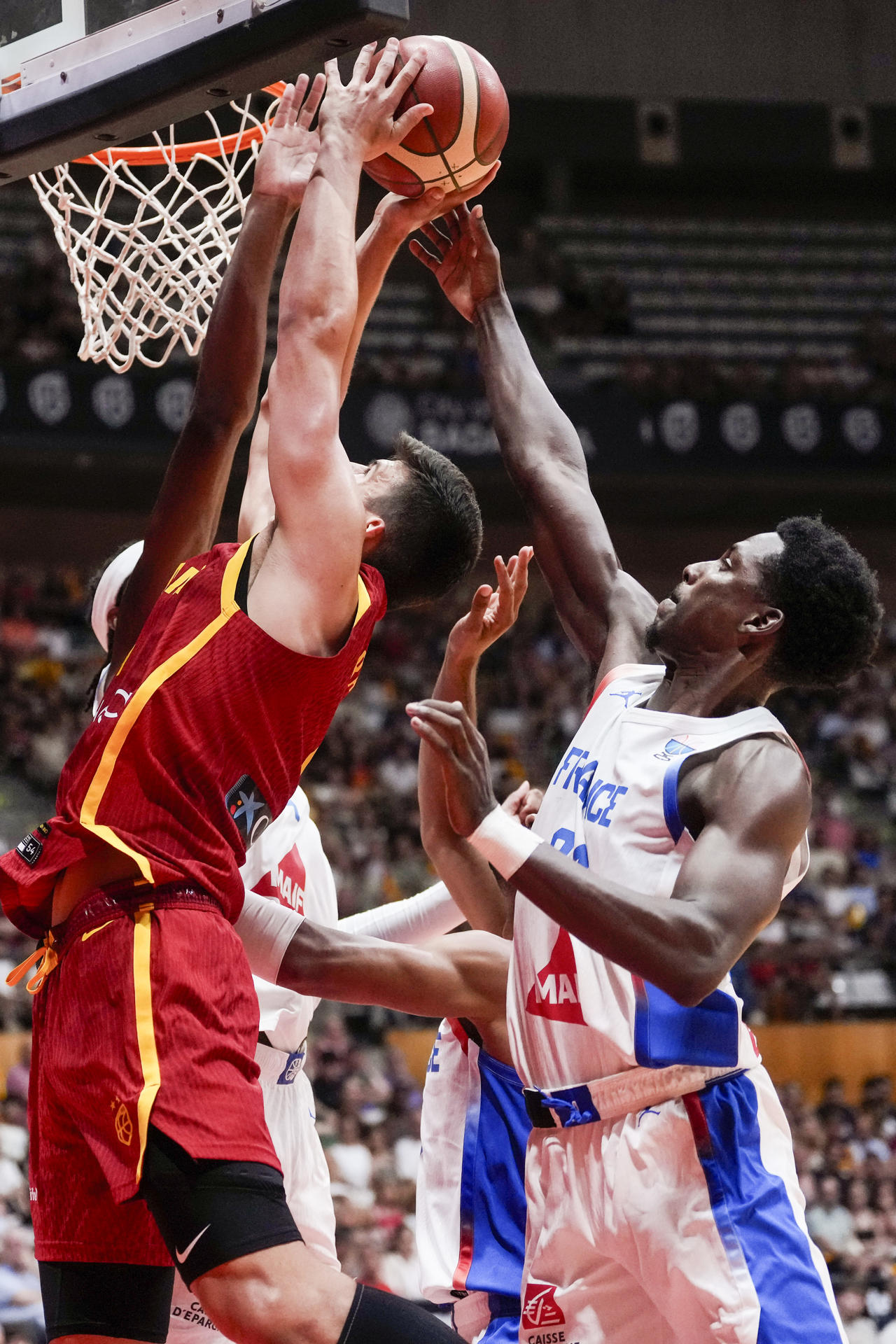 El ala-pívot de la selección española de baloncesto Jaime Pradilla (i) lucha con Jaylen Hoard, de la selección francesa, durante el partido amistoso preparatorio para el Eurobasket 2025 que los combinados nacionales de España y Francia juegan hoy Jueves en Badalona. EFE/ Enric Fontcuberta.
