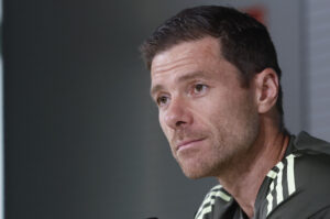 El técnico del Real Madrid, Xabi Alonso, durante la rueda de prensa posterior al entrenamiento del equipo este lunes en Valdebebas. EFE/Chema Moya