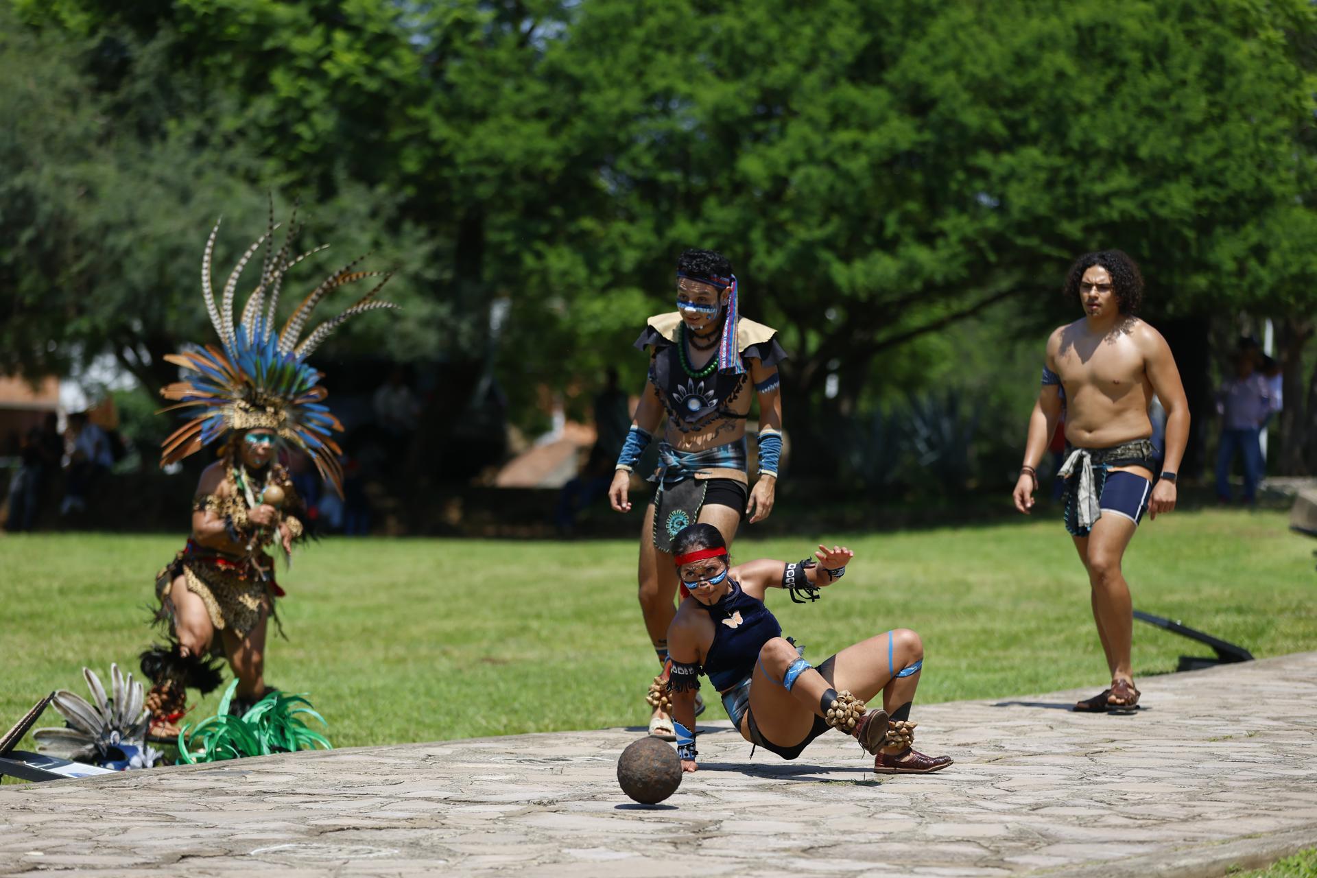 Integrantes de un grupo de cultura prehispánica participan en la representación de un juego de pelota, en el marco del Día Internacional de los Pueblos Indígenas este domingo en la zona arqueológica de 'Guachimontones', municipio de Teuchitlán, Jalisco (México). EFE/ Francisco Guasco