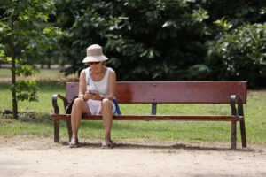 Una persona descansa este viernes en el parque de El Retiro en Madrid. EFE/ Mario Moron