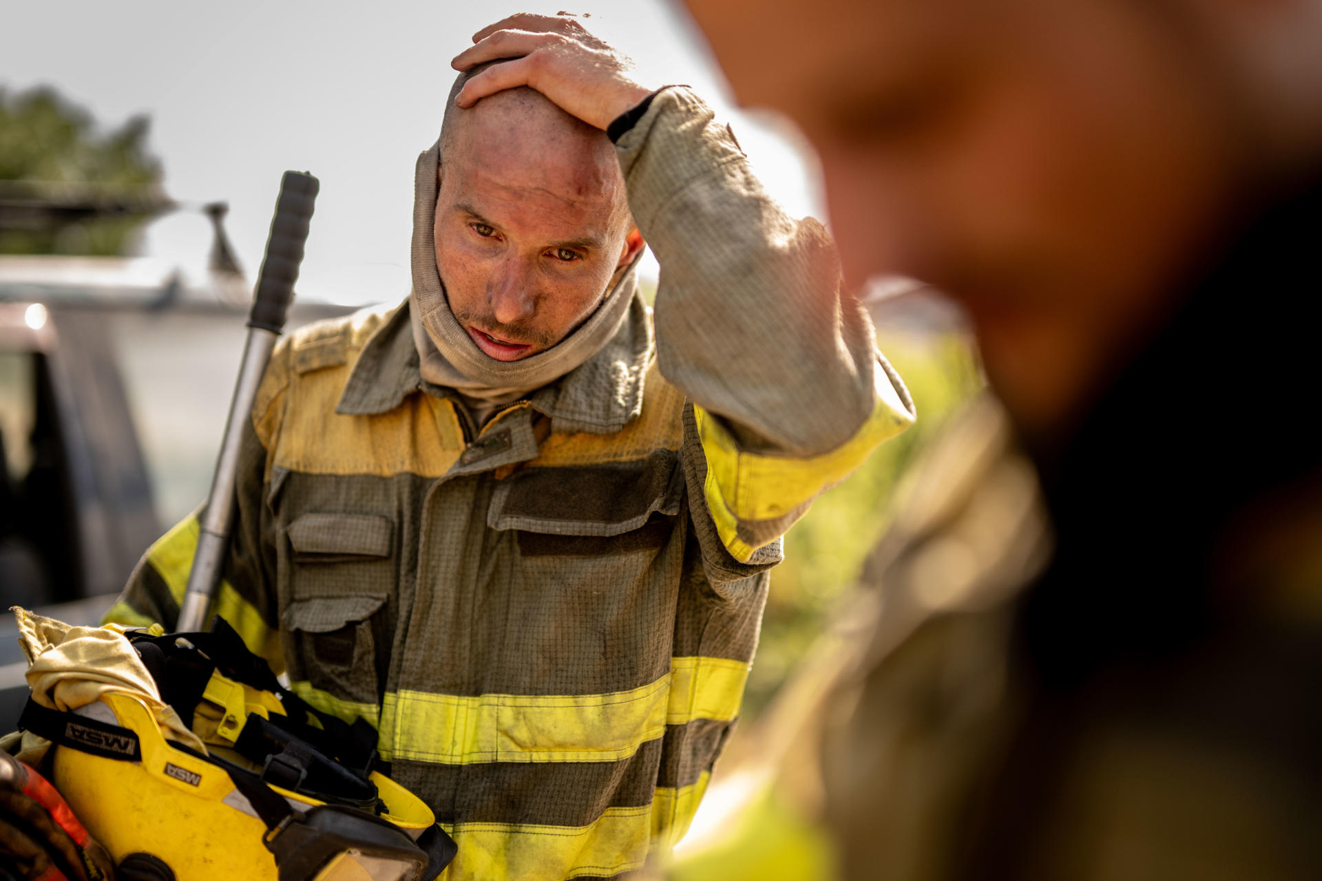 Dos voluntarios realizan labores de extinción en el incendio de Oímbra (Ourense) este martes.EFE/ Brais Lorenzo