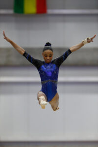 María Rojas, de Panamá, compite en la categoría gimnasia artística equipos femenino en los II Juegos Panamericanos Junior este miércoles en Asunción (Paraguay). EFE/Juan Pablo Pino