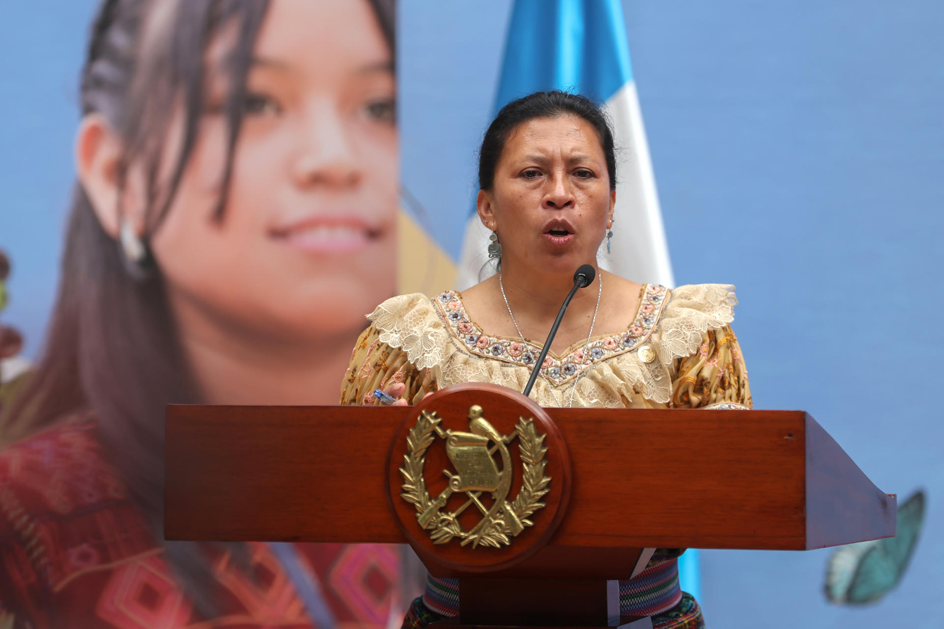 La ministra de trabajo de Guatemala, Miriam Roquel habla en una rueda de prensa este lunes, en el Palacio Nacional de la Cultura, en Ciudad de Guatemala (Guatemala). EFE/ Mariano Macz