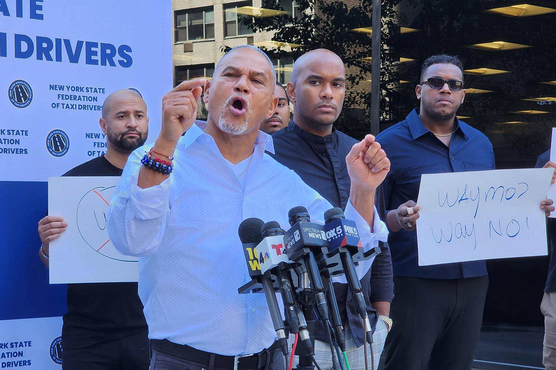 El presidente de la Federación de Taxistas del estado de Nueva York, Fernando Mateo, habla durante una rueda de prensa en contra del uso de taxis sin chóferes este lunes, en Nueva York (Estados Unidos). EFE/ Ruth Hernandez