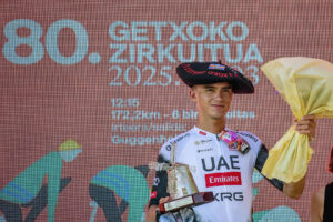 El mexicano Isaac del Toro, del equipo UAE Emirates, en el podio como vencedor del 80 Circuito de Getxo-Memorial Hermanos Otxoa, carrera de un día de 172,2 km con perfil quebrado y final en cuesta, este domingo en Getxo (Bizkaia).-EFE/ Javier Zorrilla