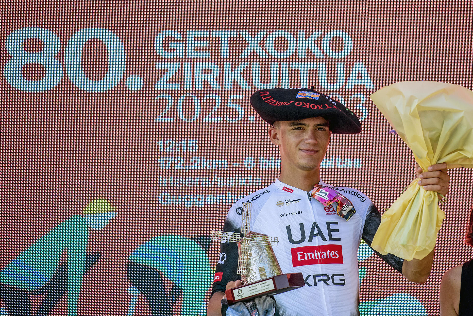 El mexicano Isaac del Toro, del equipo UAE Emirates, en el podio como vencedor del 80 Circuito de Getxo-Memorial Hermanos Otxoa, carrera de un día de 172,2 km con perfil quebrado y final en cuesta, este domingo en Getxo (Bizkaia).-EFE/ Javier Zorrilla