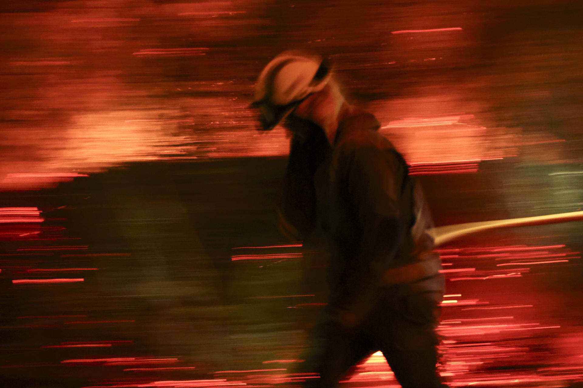 Bomberos forestales antes las grandes llamas del incendio en Aguasmestas, una parroquia del municipio de Quiroga, en la provincia de Lugo. EFE/ Sxenick