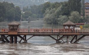 El nivel del río Jhelum crece a su paso por Srinagar, la India. EFE/EPA/FAROOQ KHAN