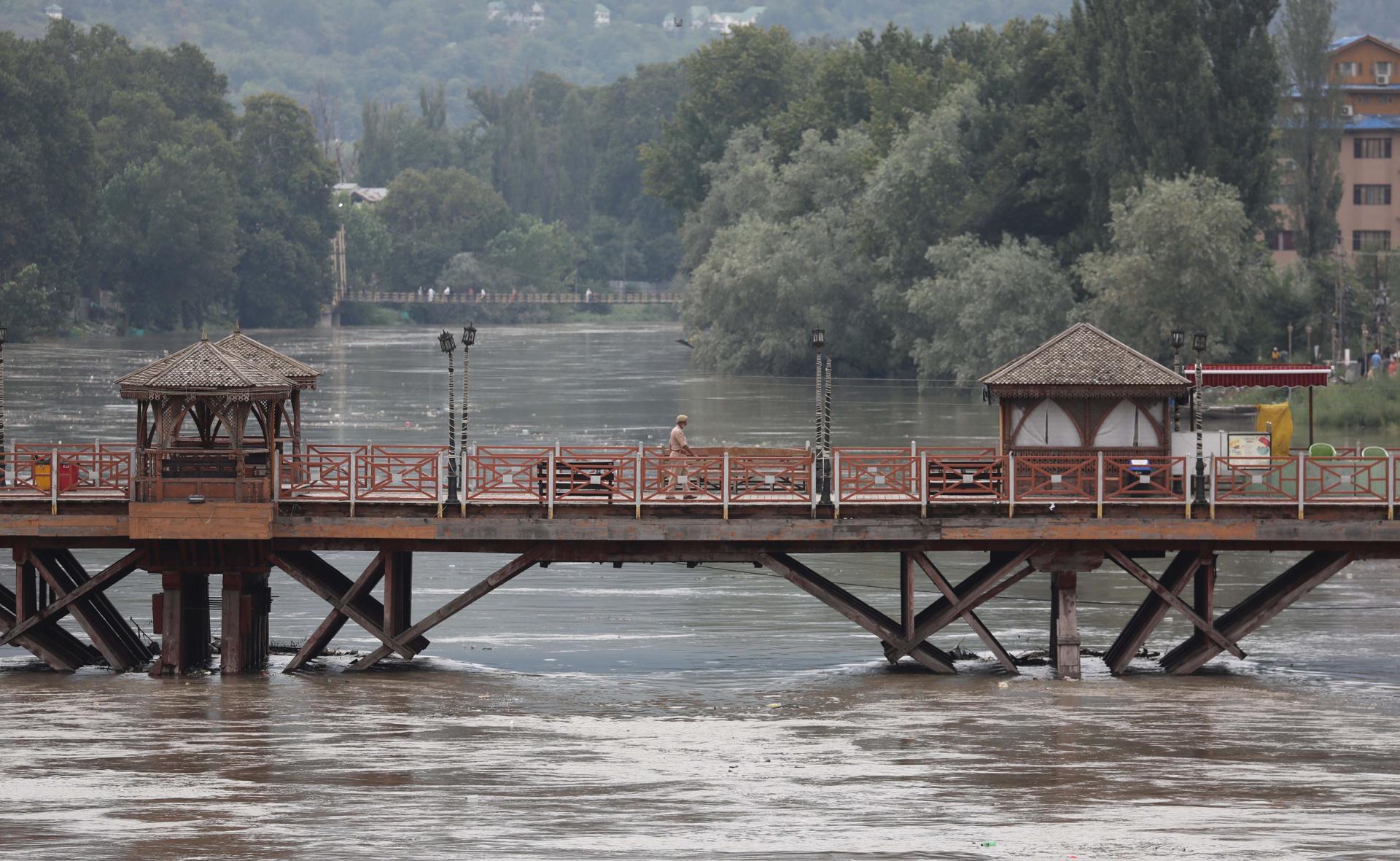 El nivel del río Jhelum crece a su paso por Srinagar, la India. EFE/EPA/FAROOQ KHAN
